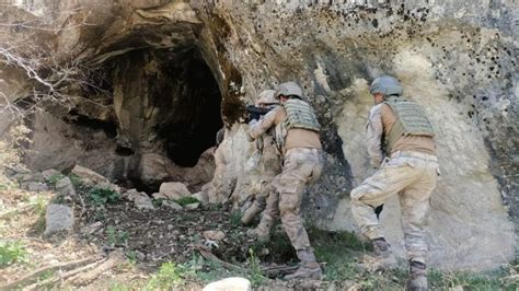 Teröristlere ait mağarada çok sayıda yaşam malzemesi ve mühimmat ele geçirildi